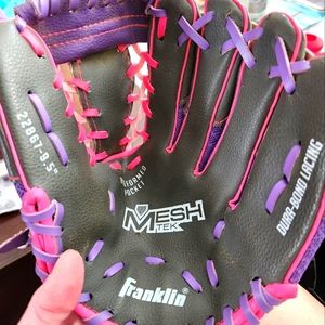 Girls baseball glove